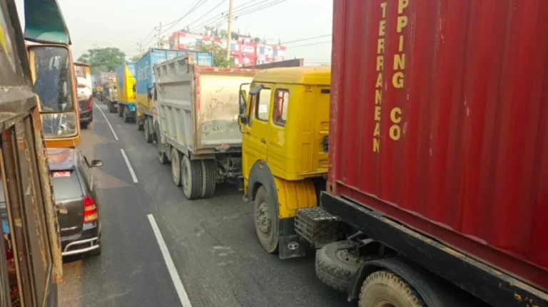 ঢাকা-চট্টগ্রাম মহাসড়কে ২০ কিলোমিটার যানজট