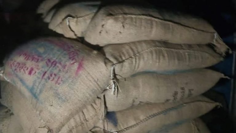 সিরাজগঞ্জের চৌহালীতে ২১০ বস্তা সরকারি চাল জব্দ