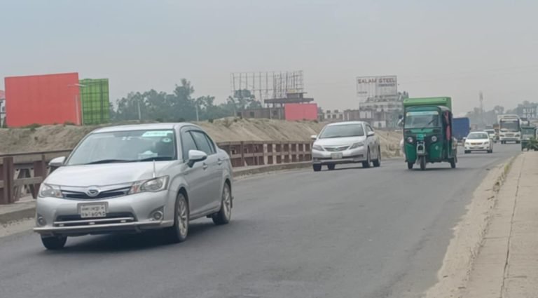 সিরাজগঞ্জে যানবাহনের চাপ বাড়লেও স্বস্তিতে বাড়ি ফিরছে মানুষ, থ্রি হুইলারে আতঙ্ক