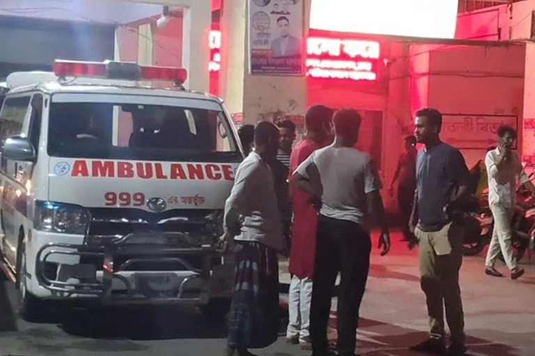 টুঙ্গিপাড়ায় নারীকে উত্ত্যক্ত করার জেরে সংঘর্ষ, আহত ২০