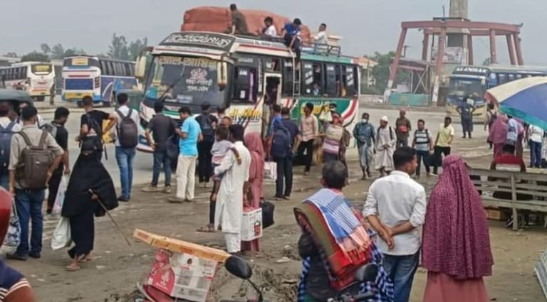 দ্বিগুণ ভাড়াতেও সীট মিলছে না, ভোগান্তিতে উত্তরবঙ্গের ঘরমুখো মানুষ