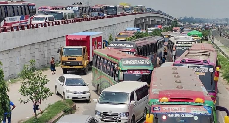 ঢাকামুখী লেনে তীব্র যানজট, উত্তরমুখী লেনে স্বাভাবিক চলাচল