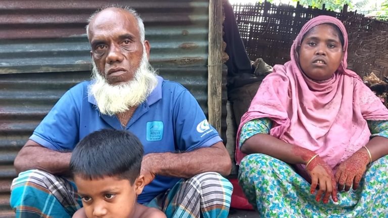 ঝড়ে ঘর হারানো দম্পতির ঈদ: ত্রাণের আশায় প্রহর গুনছে দর্জিপাড়ার বাসেদ-বাসিরন