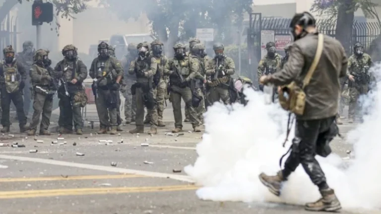 বিক্ষোভে উত্তাল লস অ্যাঞ্জেলেস, ন্যাশনাল গার্ড মোতায়েন