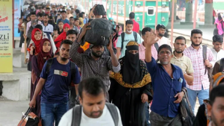 দীর্ঘ ছুটি কাটিয়ে স্বস্তিতে ঢাকায় ফিরছে মানুষ