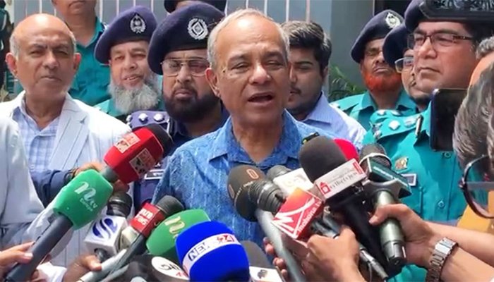 রাইফেল আর ভারী অস্ত্র কাদের কাছে থাকবে জানালেন স্বরাষ্ট্র উপদেষ্টা