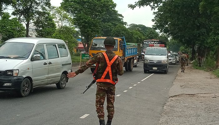 মহাসড়কে অতিরিক্ত ভাড়া আদায় বন্ধে মুন্সীগঞ্জে সেনাবাহিনীর অভিযান