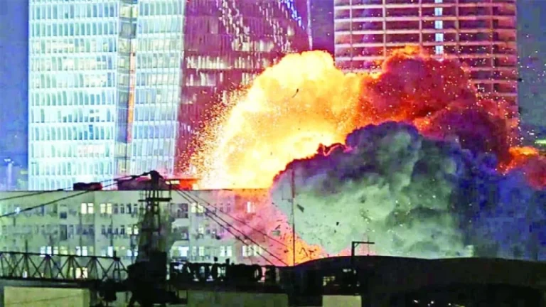 ইরানের পাল্টা হামলায় জ্বলছে ইসরায়েল