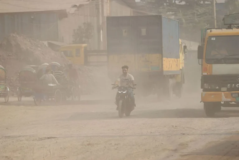 বায়ুদূষণে আজ শীর্ষে ঢাকা