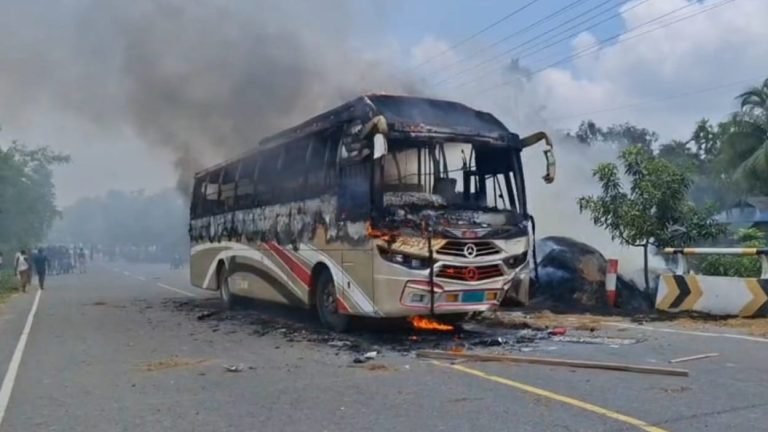শেরপুরে বাস চাপায় মোটরসাইকেল আরোহী নিহত, ঘাতক বাসে আগুন দিলো জনতা