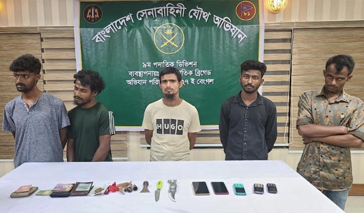 সাভারে সেনা অভিযানে মহাসড়কে ছিনতাইকারী চক্রের গ্রেপ্তার ৫
