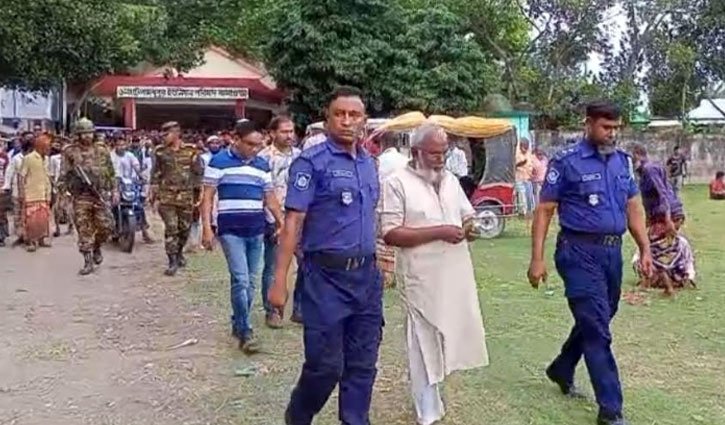 রংপুরে টিসিবির কার্ড বিতরণে অনিয়ম, ইউপি চেয়ারম্যান গ্রেপ্তার