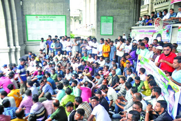 স্লোগানে উত্তাল নগর ভবন, উপদেষ্টার পদত্যাগ দাবি