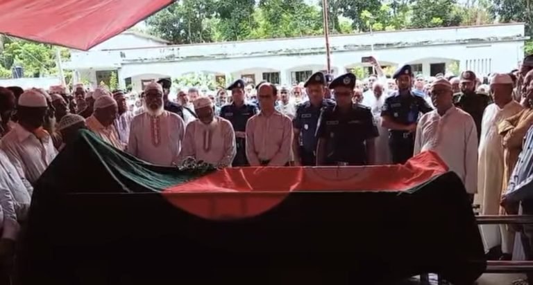 টঙ্গীবাড়ীতে রাষ্ট্রীয় মর্যাদায় বীর মুক্তিযোদ্ধা আব্দুর রউফ মোল্লার দাফন সম্পন্ন