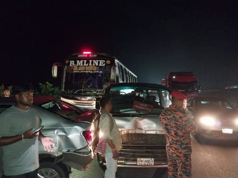 ঢাকা-মাওয়া এক্সপ্রেসওয়েতে প্রাইভেটকার-মাইক্রোবাস-বাস দুর্ঘটনা, নিহত ১