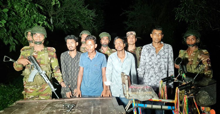 নাটোরে দেশীয় অস্ত্র-খেলনা পিস্তলসহ ৬ ডাকাত আটক