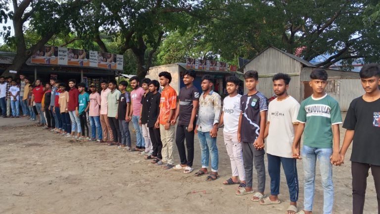 টঙ্গীবাড়ীতে শিক্ষার্থীদের পুনর্মিলনীর টাকা ফেরত চেয়ে মানববন্ধন