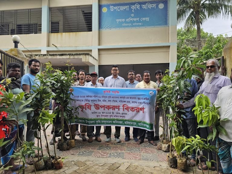 হরিরামপুরে কৃষক ও শিক্ষার্থীদের মাঝে ফল ও ঔষধি গাছের চারা বিতরণ