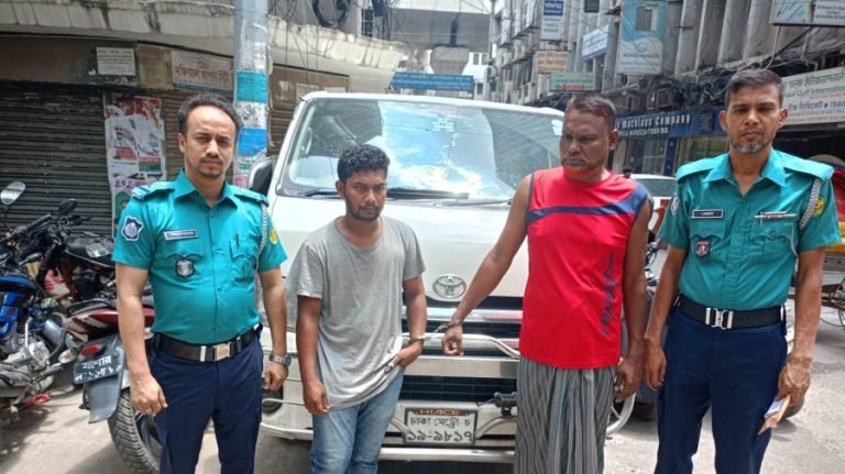 ডিবি পরিচয়ে ৩০ লাখ টাকা ছিনতাইয়ের ঘটনায় গ্রেফতার ৩