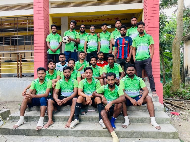 ফুটবলে ঈদ আনন্দ তরুণদের