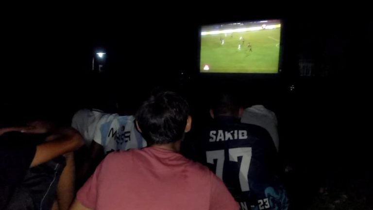 পঞ্চগড়ে প্রথমবারের মতো সাফ এশিয়ান কাপ বাছাই পর্বের খেলা বড় পর্দায় উপভোগ