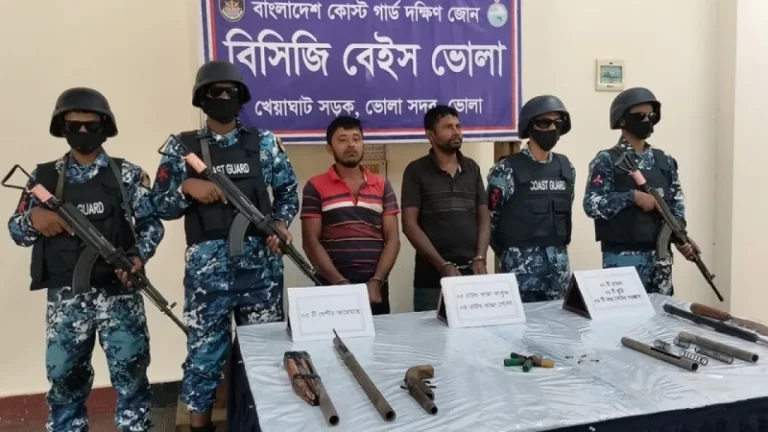 ভোলায় আগ্নেয়াস্ত্র ও গুলিসহ ২ জলদস্যু আটক