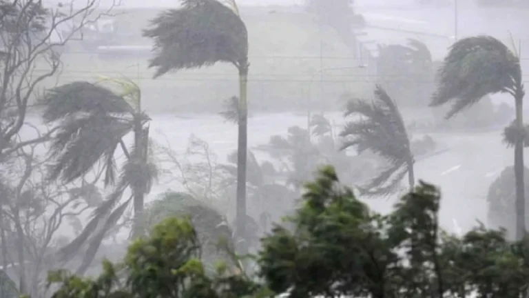 ঢাকাসহ ১৭ অঞ্চলে ঘণ্টায় ৬০ কিমি বেগে দমকা হাওয়াসহ বৃষ্টির আভাস