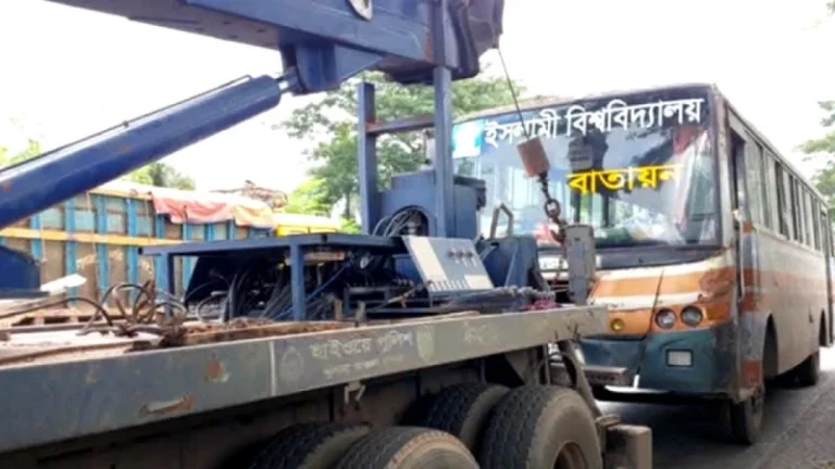 ইসলা‌মী বিশ্ববিদ্যালয়ের বাসচাপায় পুলিশ সদস্য নিহত