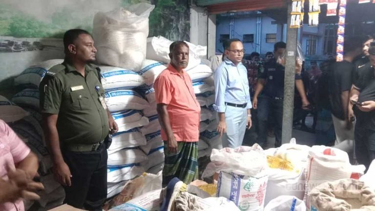 কুমিল্লায় মুদি দোকান থেকে টিসিবির ১৪৪২ লিটার সয়াবিন তেল জব্দ