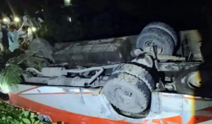 চকরিয়ায় নিয়ন্ত্রণ হারিয়ে বাস খাদে, নিহত ২