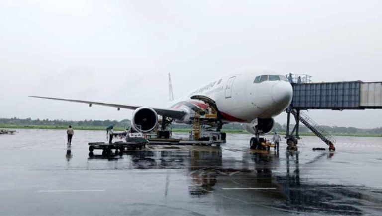 ৪০০ হাজী নিয়ে আটকা পড়ল বিমান