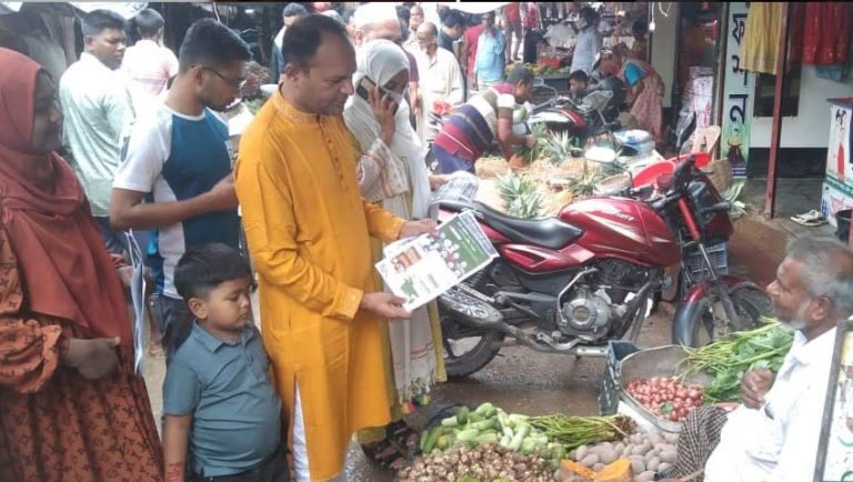 এনসিপি নেতাদের আগমন ও পদযাত্রা উপলক্ষে নড়াইলে লিফলেট বিতরণ