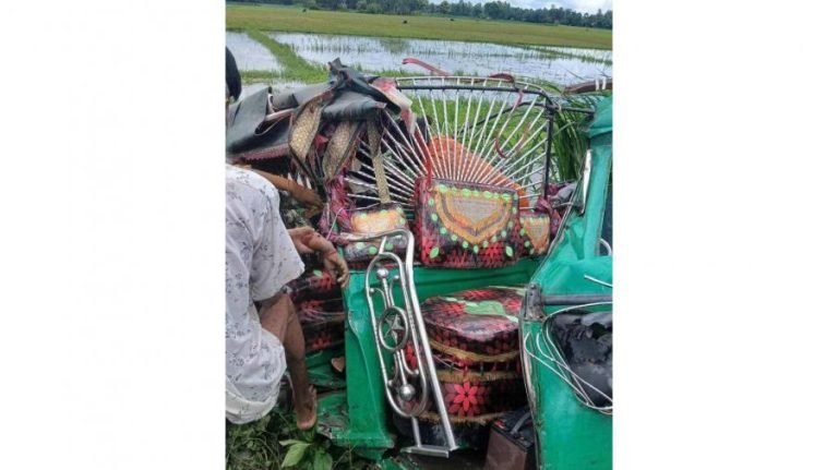 বাসচাপায় সিএনজি অটোরিকশার ৩ যাত্রী নিহত