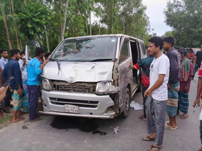 শেরপুরে মাইক্রোবাস চাপায় দুই শিক্ষার্থী নিহত, আহত এক