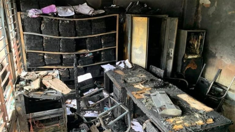 বরগুনায় নির্বাচন অফিসে অগ্নিকাণ্ড, পুড়ে গেছে নথিপত্র