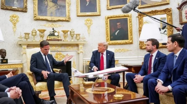 রাশিয়া থেকে তেল কিনলে পড়তে হবে মার্কিন নিষেধাজ্ঞায়, ট্রাম্পের হুমকি