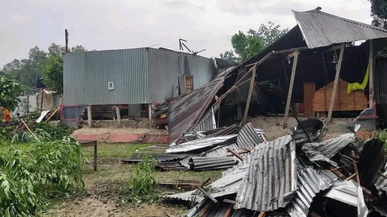হঠাৎ তীব্র ঘূর্ণিঝড়ে সিরাজগঞ্জ সদর উপজেলার বিভিন্ন গ্রামে ব্যাপক ক্ষয়ক্ষতি