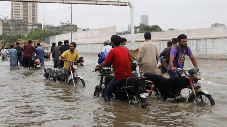 ভারি বৃষ্টিতে পাকিস্তানে ২৪ ঘণ্টায় নিহত ৬৩