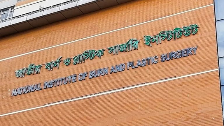 দগ্ধদের দেখতে বার্ন ইউনিটে উপদেষ্টারা