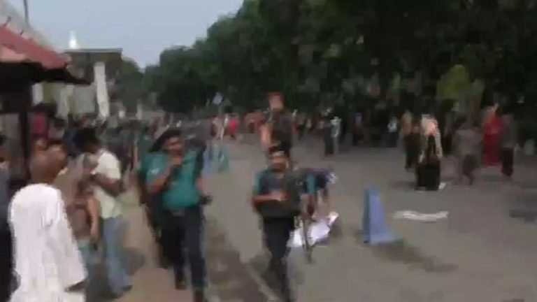 সচিবালয়ের সামনে শিক্ষার্থীদের সঙ্গে আইনশৃঙ্খলা বাহিনীর ধাওয়া-পাল্টা ধাওয়া