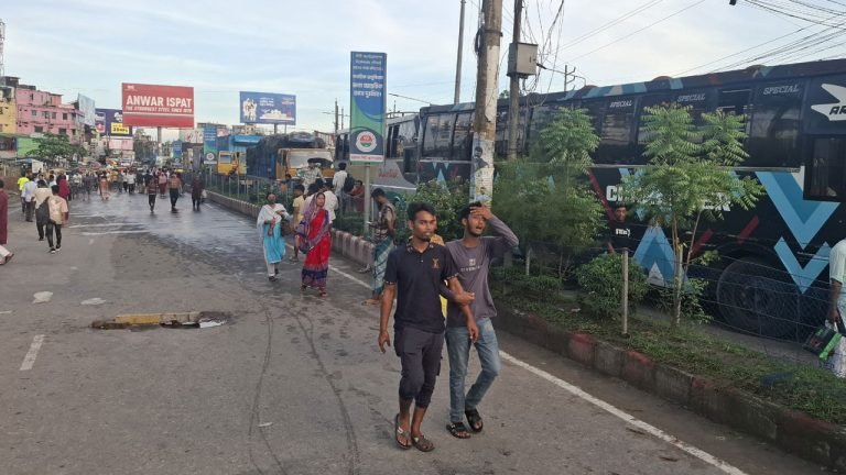 সাত ঘণ্টা পর অবরোধ তুলে নিলেন বরিশালের শিক্ষার্থীরা