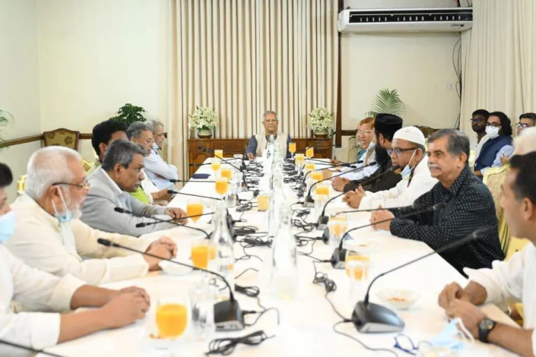 ৪ দলের সঙ্গে বৈঠকে প্রধান উপদেষ্টা