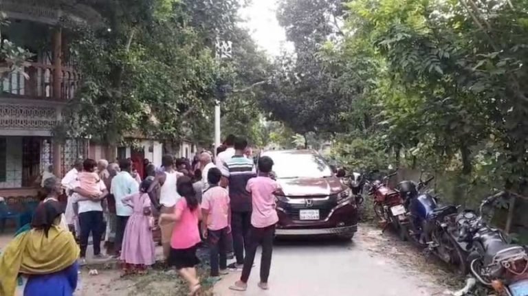 রোগী দেখতে যাওয়ার পথে প্রাণ হারালেন একই পরিবারের ৭ জন