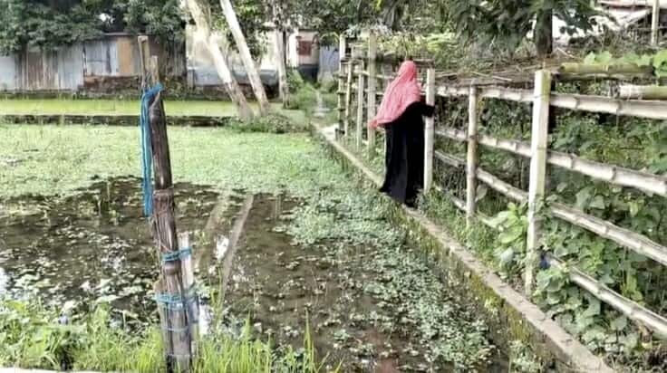 রায়গঞ্জে চলাচলের রাস্তা না থাকায় ৩০ পরিবারের মানবেতর জীবন