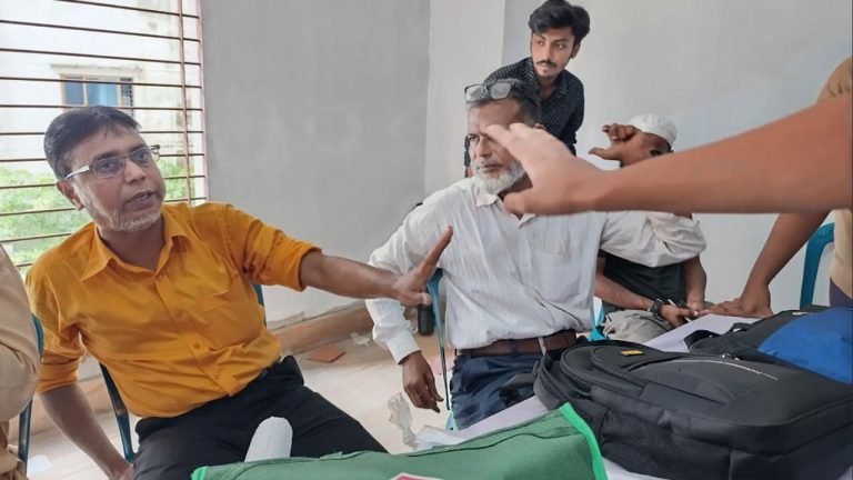 সিদ্ধিরগঞ্জে ঘুষের অভিযোগে জরিপ কর্মকর্তারা অবরুদ্ধ, থানায় হস্তান্তর