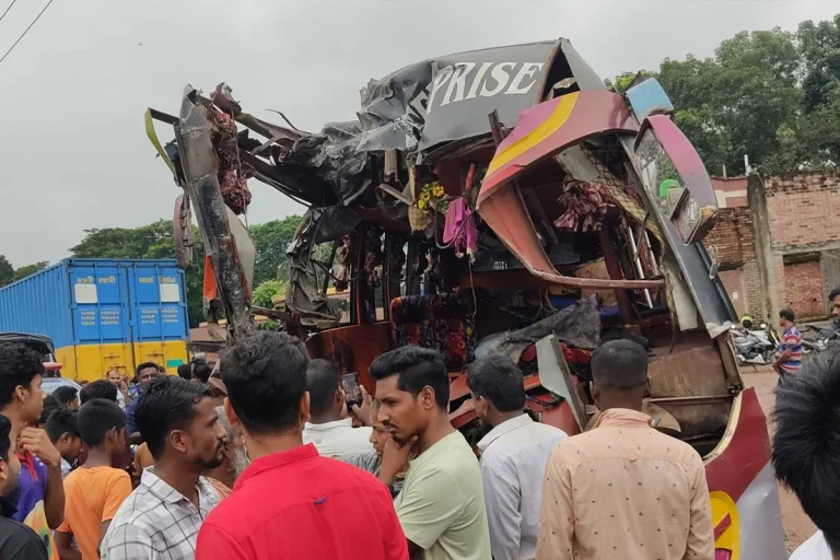 ফরিদপুরে দুই বাসের মুখোমুখি সংঘর্ষে নিহত ৩