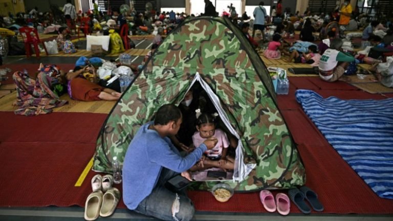 সীমান্ত এলাকা ছাড়ছে থাইল্যান্ড-কম্বোডিয়ার মানুষ