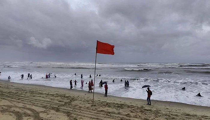 জলোচ্ছ্বাসে ১৫ জেলা প্লাবনের আশঙ্কা, বন্দরে ৩ নম্বর সতর্কসংকেত