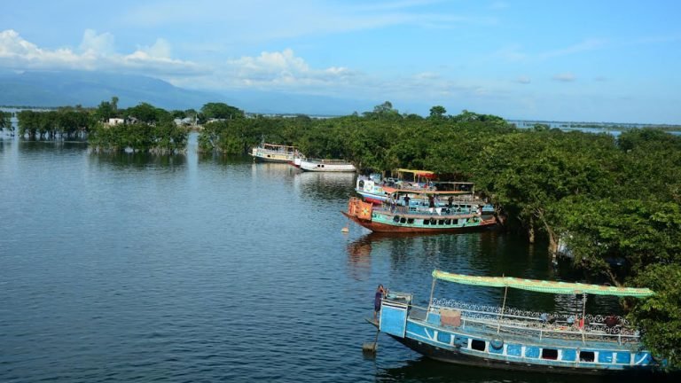 নিবন্ধন না থাকায় টাঙ্গুয়ার হাওরের ১২ হাউসবোটকে জরিমানা
