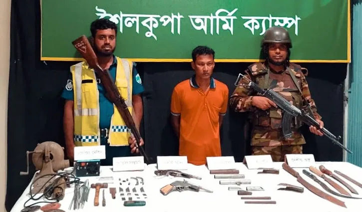 ঝিনাইদহে যৌথবাহিনীর অভিযানে বিপুল অস্ত্র উদ্ধার